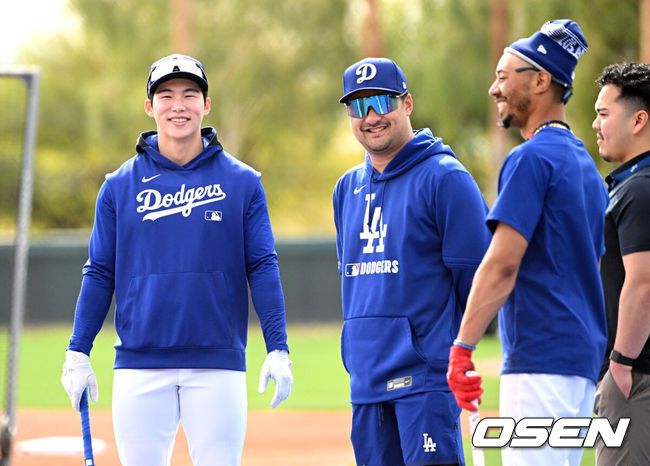 [OSEN=애리조나(미국), 이대선 기자] 17일(한국시간) 미국 애리조나주 글렌데일 캐멀백 랜치에서 2025 메이저리그 LA 다저스의 스프링캠프가 진행됐다.김혜성은 다저스와 최대 3+2년 2200만 달러(약 320억원) 계약에 합의하며 메이저리그 진출에 성공했다.LA 다저스 김혜성이 타격 훈련 중 무키 베츠와 이야기를 나누고 있다. 2025.02.17 / sunday@osen.co.kr