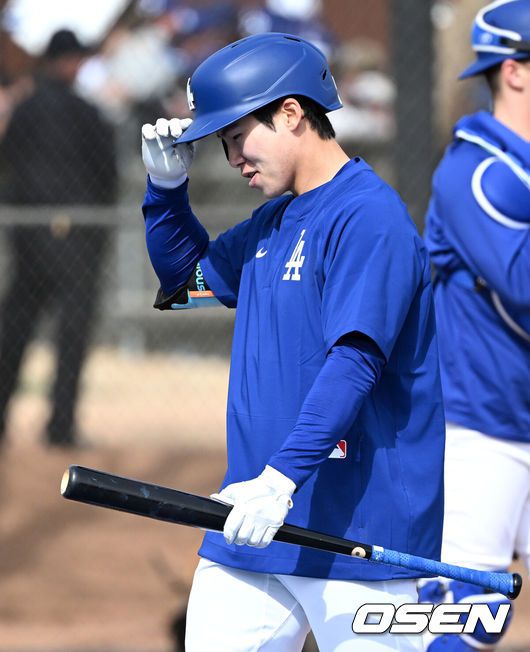 [OSEN=애리조나(미국), 이대선 기자] 18일(한국시간) 미국 애리조나주 글렌데일 캐멀백 랜치에서 2025 메이저리그 LA 다저스의 스프링캠프가 진행됐다.김혜성은 다저스와 최대 3+2년 2200만 달러(약 320억원) 계약에 합의하며 메이저리그 진출에 성공했다.LA 다저스 김혜성이 라이브 배팅을 마치고 이동하고 있다. 2025.02.18 / sunday@osen.co.kr