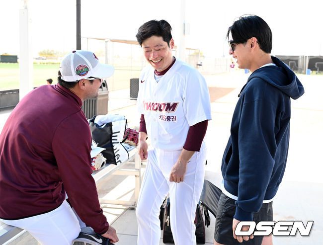 [OSEN=애리조나(미국), 이대선 기자] 14일(한국시간) 미국 애리조나주 메사 애슬레틱 그라운드에서 키움 히어로즈의 청백전이 진행됐다.키움은 3월 5일까지 미국 애리조나와 대만 가오슝에서 2025시즌 스프링캠프를 실시한다.키움 훈련장을 방문한 샌프란시스코 자이언츠 이정후가 키움 임지열, 이원석과 이야기를 나누고 있다. 2025.02.14 / sunday@osen.co.kr]