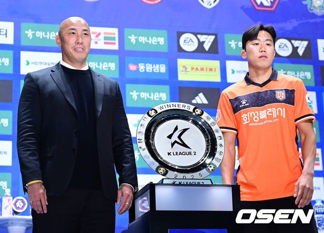 [OSEN=김성락 기자] 19일 오후 서울 마포구 상암 누리꿈스퀘어에서  2025 K리그2 개막 미디어데이 행사가 열렸다. 행사에는 올 시즌 K리그2에 참가하는 14개 팀 감독과 대표 선수가 참석, 1부 승격을 향한 각오를 밝힌다. 화성FC 차두리 감독, 우제욱이 기념 촬영을 하고 있다. 2025.02.19 / ksl0919@osen.co.kr