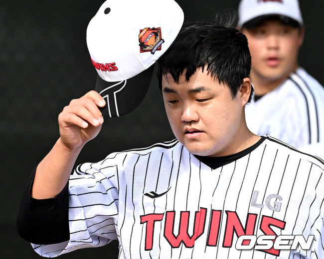 [OSEN=애리조나(미국), 이대선 기자] 15일(한국시간) 미국 애리조나주 스코츠데일 인디언스쿨 파크 베이스볼필드에서 LG 트윈스의 1차 스프링캠프가 진행됐다.미국 스프링캠프를 마친 LG는 오는 2월 24일 일본 오키나와에서 2차 스프링캠프를 펼칠 예정이다.LG 장현식이 불펜 피칭을 마치고 이동하고 있다. 2025.02.15 / sunday@osen.co.kr