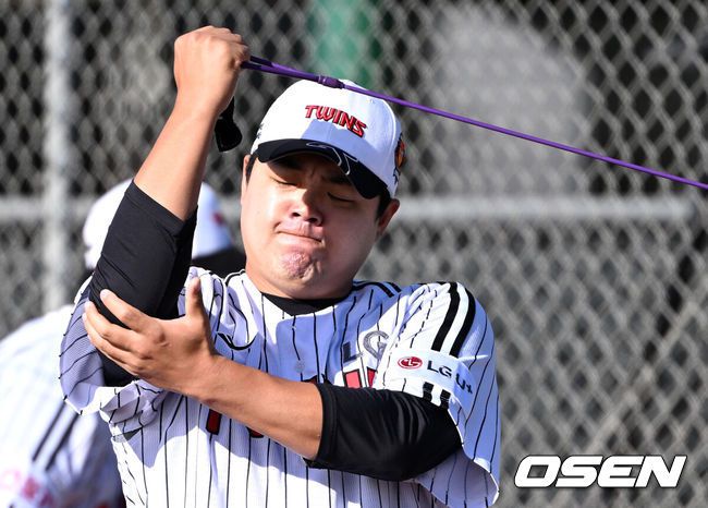 [OSEN=애리조나(미국), 이대선 기자] 15일(한국시간) 미국 애리조나주 스코츠데일 인디언스쿨 파크 베이스볼필드에서 LG 트윈스의 1차 스프링캠프가 진행됐다.미국 스프링캠프를 마친 LG는 오는 2월 24일 일본 오키나와에서 2차 스프링캠프를 펼칠 예정이다.LG 장현식이 튜빙 훈련을 하고 있다. 2025.02.15 / sunday@osen.co.kr