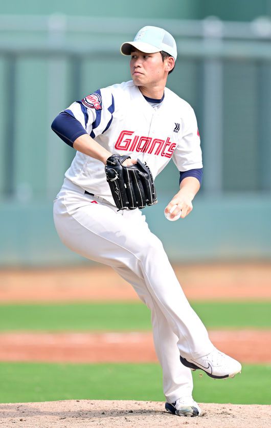 [OSEN=타이난(대만), 최규한 기자] 프로야구 롯데 자이언츠가 18일(한국시간) 대만 타이난 아시아-태평양 국제야구센터에서 진행된 2025 시즌 스프링캠프에서 구슬땀을 흘렸다. 이날 롯데는 대만 프로야구팀 중신 브라더스와 연습경기를 가졌다.롯데 김진욱이 힘차게 공을 뿌리고 있다. 2025.02.18 / dreamer@osen.co.kr