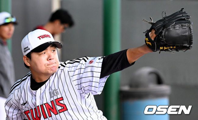 [OSEN=애리조나(미국), 이대선 기자] 15일(한국시간) 미국 애리조나주 스코츠데일 인디언스쿨 파크 베이스볼필드에서 LG 트윈스의 1차 스프링캠프가 진행됐다.미국 스프링캠프를 마친 LG는 오는 2월 24일 일본 오키나와에서 2차 스프링캠프를 펼칠 예정이다.LG 이한림이 김강률의 공을 받고 있다. 2025.02.15 / sunday@osen.co.kr