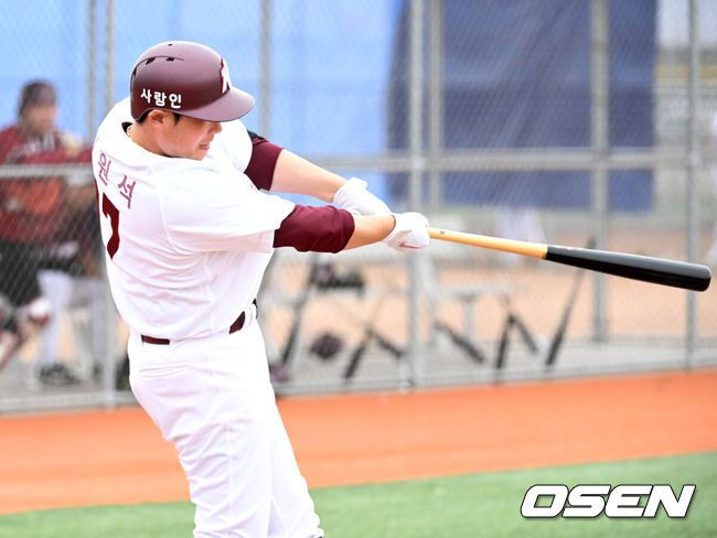 [OSEN=애리조나(미국), 이대선 기자] 14일(한국시간) 미국 애리조나주 메사 애슬레틱 그라운드에서 키움 히어로즈의 청백전이 진행됐다.키움은 3월 5일까지 미국 애리조나와 대만 가오슝에서 2025시즌 스프링캠프를 실시한다.키움 이원석이 홈런을 치고 있다. 2025.02.14 / sunday@osen.co.kr]