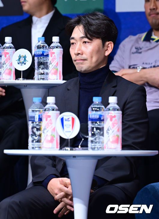 [OSEN=김성락 기자] 19일 오후 서울 마포구 상암 누리꿈스퀘어에서  2025 K리그2 개막 미디어데이 행사가 열렸다. 행사에는 올 시즌 K리그2에 참가하는 14개 팀 감독과 대표 선수가 참석, 1부 승격을 향한 각오를 밝힌다. 수원삼성 변성환 감독이 행사에 참석하고 있다. 2025.02.19 / ksl0919@osen.co.kr