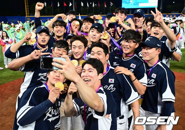 [OSEN=고척, 최규한 기자]2023 WBC 대표팀 이정후, 토미 에드먼, 김하성(왼쪽부터)이 포즈를 취하고 있다. 2023.03.02 / dreamer@osen.co.kr