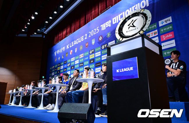 [OSEN=김성락 기자] 19일 오후 서울 마포구 상암 누리꿈스퀘어에서  2025 K리그2 개막 미디어데이 행사가 열렸다. 행사에는 올 시즌 K리그2에 참가하는 14개 팀 감독과 대표 선수가 참석, 1부 승격을 향한 각오를 밝힌다. K리그2 2025 개막 미디어데이 행사가 진행되고 있다. 2025.02.19 / ksl0919@osen.co.kr