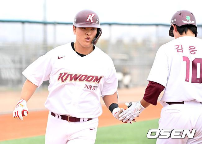 [OSEN=애리조나(미국), 이대선 기자] 14일(한국시간) 미국 애리조나주 메사 애슬레틱 그라운드에서 키움 히어로즈의 청백전이 진행됐다.키움은 3월 5일까지 미국 애리조나와 대만 가오슝에서 2025시즌 스프링캠프를 실시한다.키움 김건희가 홈런을 치고 홈에서 동료들과 환호하고 있다. 2025.02.14 / sunday@osen.co.kr