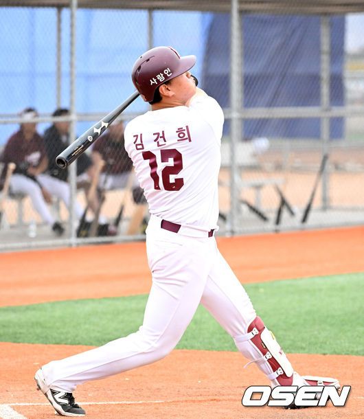 [OSEN=애리조나(미국), 이대선 기자] 14일(한국시간) 미국 애리조나주 메사 애슬레틱 그라운드에서 키움 히어로즈의 청백전이 진행됐다.키움은 3월 5일까지 미국 애리조나와 대만 가오슝에서 2025시즌 스프링캠프를 실시한다.키움 김건희가 홈런을 치고 있다. 2025.02.14 / sunday@osen.co.kr