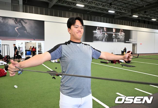 [OSEN=애리조나(미국), 이대선 기자] 13일(한국시간) 미국 애리조나주 메사 애슬레틱 그라운드에서 키움 히어로즈의 1차 스프링캠프가 진행됐다.키움은 3월 5일까지 미국 애리조나와 대만 가오슝에서 2025시즌 스프링캠프를 실시한다.키움 김건희가 훈련을 하고 있다. 2025.02.13 / sunday@osen.co.kr