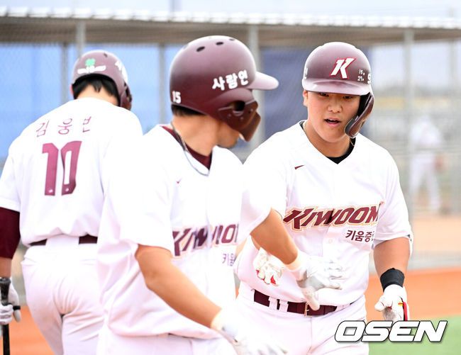 [OSEN=애리조나(미국), 이대선 기자] 14일(한국시간) 미국 애리조나주 메사 애슬레틱 그라운드에서 키움 히어로즈의 청백전이 진행됐다.키움은 3월 5일까지 미국 애리조나와 대만 가오슝에서 2025시즌 스프링캠프를 실시한다.키움 김건희가 홈런을 치고 홈에서 이용규의 축하를 받고 있다. 2025.02.14 / sunday@osen.co.kr