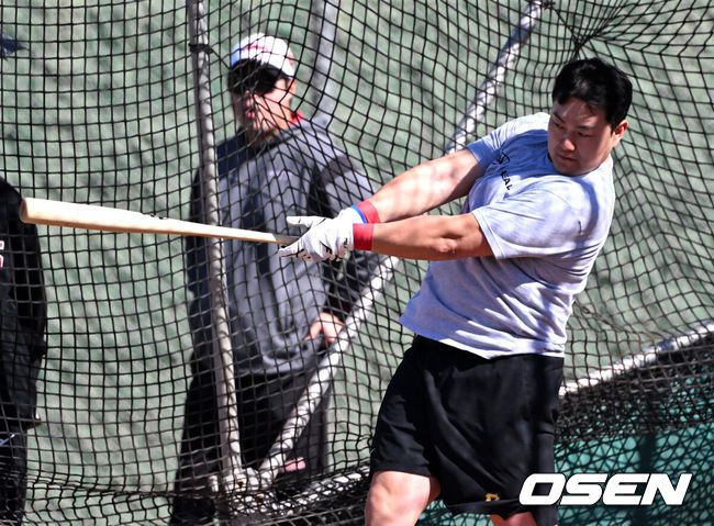 [OSEN=애리조나(미국), 이대선 기자] 19일(한국시간) 미국 애리조나주 스코츠데일 인디언스쿨 파크 베이스볼필드에서 LG 트윈스의 1차 스프링캠프가 진행됐다.미국 스프링캠프를 마친 LG는 오는 2월 24일 일본 오키나와에서 2차 스프링캠프를 펼칠 예정이다.최지만이 타격 훈련을 하고 있다. 2025.02.19 / sunday@osen.co.kr