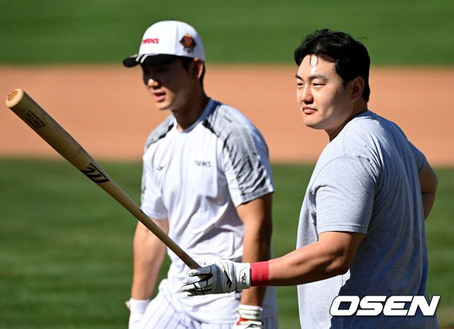 [OSEN=애리조나(미국), 이대선 기자] 19일(한국시간) 미국 애리조나주 스코츠데일 인디언스쿨 파크 베이스볼필드에서 LG 트윈스의 1차 스프링캠프가 진행됐다.미국 스프링캠프를 마친 LG는 오는 2월 24일 일본 오키나와에서 2차 스프링캠프를 펼칠 예정이다.최지만이 훈련을 하고 있다. 2025.02.19 / sunday@osen.co.kr