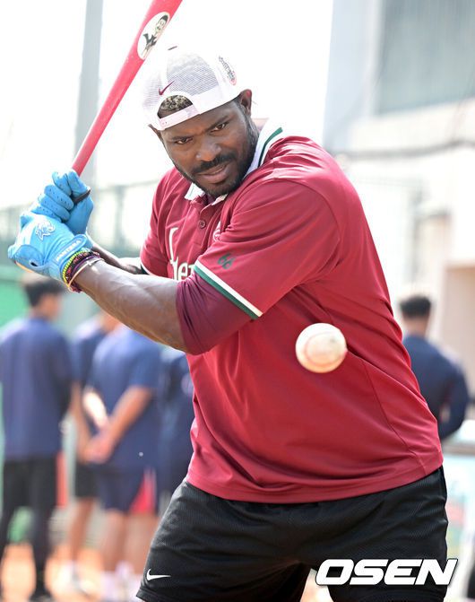 [OSEN=핑둥(대만), 최규한 기자] 프로야구 키움 히어로즈가 20일(한국시간) 대만 핑둥 CTBC 파크 야구장에서 대만 프로야구팀 중신 브라더스와 스프링캠프 연습경기를 가졌다.미국 애리조나에서 1차 스프링캠프를 마치고 대만 가오슝에 2차 캠프를 꾸린 키움은 대만 프로야구팀과 7차례 연습경기를 치르며 실전 감각을 끌어올릴 예정이다.키움 푸이그가 타격 훈련을 펼치고 있다. 2025.02.20 / dreamer@osen.co.kr