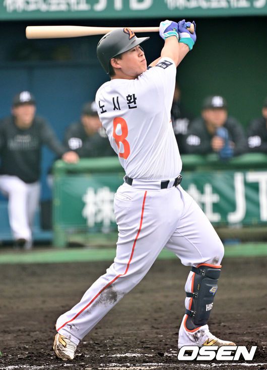 [OSEN=오키나와(일본), 조은정 기자]7회초 1사 한화 노시환이 솔로 홈런을 날리고 있다. 스코어 1-4. 2025.02.23 /cej@osen.co.kr