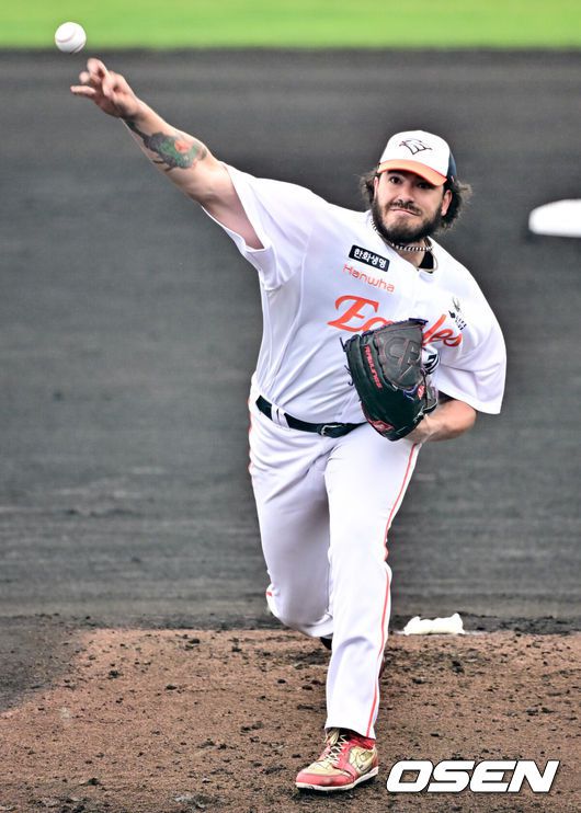 [OSEN=오키나와(일본), 조은정 기자]한화 이글스가 23일(한국시간) 일본 오키나와 오키나와 니시자키 야구장에서 일본프로야구 구단 지바 롯데 마린스와 연습경기를 가졌다. 1회말 한화 선발 폰세가 역투하고 있다. 2025.02.23 /cej@osen.co.kr
