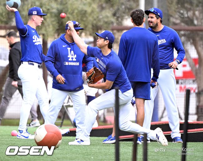 [OSEN=애리조나(미국), 이대선 기자] 18일(한국시간) 미국 애리조나주 글렌데일 캐멀백 랜치에서 2025 메이저리그 LA 다저스의 스프링캠프가 진행됐다.김혜성은 다저스와 최대 3+2년 2200만 달러(약 320억원) 계약에 합의하며 메이저리그 진출에 성공했다.LA 다저스 오타니 쇼헤이가 매디신볼 훈련을 하고 있다. 2025.02.18 / sunday@osen.co.kr