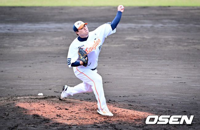 [OSEN=오키나와(일본), 조은정 기자]26일 일본 오키나와 고친다구장에서 한화 이글스와 KT 위즈의 연습경기가 열렸다.한화는 22일 훈련을 시작으로 8차례 연습경기를 치른 뒤 내달 4일 귀국한다.1회초 한화 류현진이 역투하고 있다. 2025.02.26 /cej@osen.co.kr