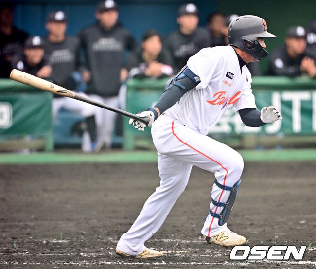 [OSEN=오키나와(일본), 조은정 기자]한화 이글스가 23일(한국시간) 일본 오키나와 오키나와 니시자키 야구장에서 일본프로야구 구단 지바 롯데 마린스와 연습경기를 가졌다.한화는 22일 훈련을 시작으로 8차례 연습경기를 치른 뒤 내달 4일 귀국한다.8회초 2사 1,2루 한화 임종찬이 적시타를 날리고 있다. 2025.02.23 /cej@osen.co.kr