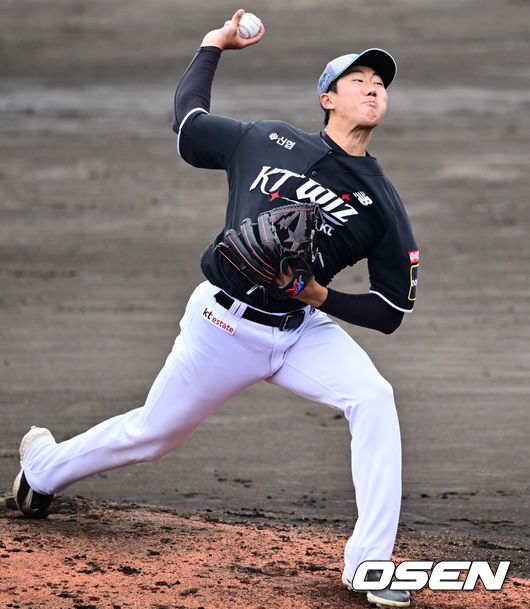 [OSEN=오키나와(일본), 조은정 기자]26일 일본 오키나와 고친다구장에서 한화 이글스와 KT 위즈의 연습경기가 열렸다.한화는 22일 훈련을 시작으로 8차례 연습경기를 치른 뒤 내달 4일 귀국한다.1회말 KT 선발 김동현이 역투를 펼치고 있다. 2025.02.26 /cej@osen.co.kr