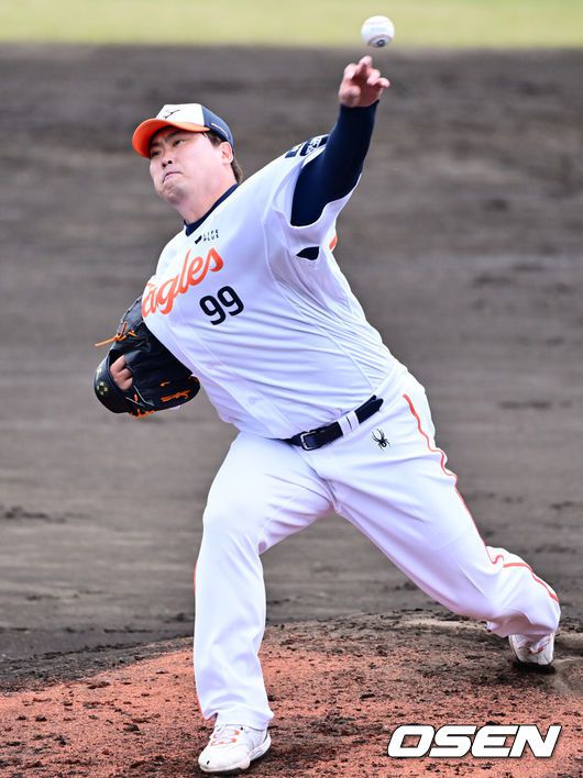 [OSEN=오키나와(일본), 조은정 기자]26일 일본 오키나와 고친다구장에서 한화 이글스와 KT 위즈의 연습경기가 열렸다.한화는 22일 훈련을 시작으로 8차례 연습경기를 치른 뒤 내달 4일 귀국한다.1회초 한화 류현진이 역투하고 있다. 2025.02.26 /cej@osen.co.kr