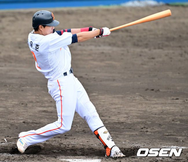[OSEN=오키나와(일본), 조은정 기자]26일 일본 오키나와 고친다구장에서 한화 이글스와 KT 위즈의 연습경기가 열렸다.한화는 22일 훈련을 시작으로 8차례 연습경기를 치른 뒤 내달 4일 귀국한다.5회말 2사 2루 한화 심우준이 1타점 2루타를 날리고 있다. 2025.02.26 /cej@osen.co.kr