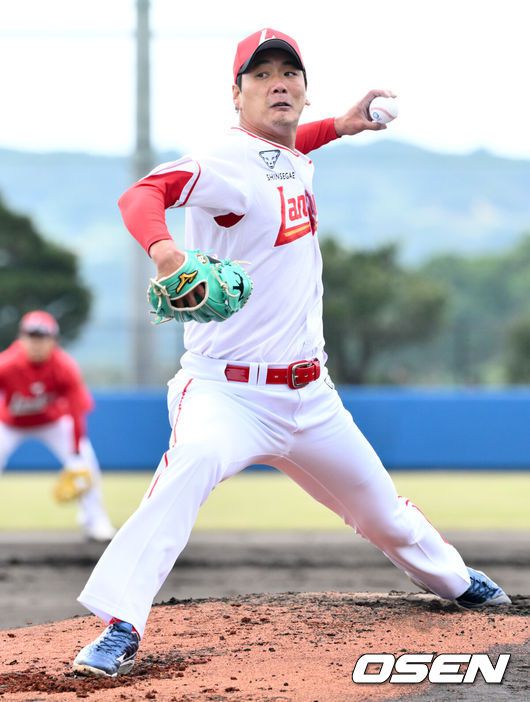 [OSEN=오키나와(일본), 조은정 기자]24일 일본 오키나와 고친다구장에서 SSG랜더스의 스프링캠프 훈련이 진행됐다.3월 5일까지 진행되는 오키나와 캠프에는 이숭용 감독을 비롯한 코치진 16명, 투수 17명, 포수 3명, 내야수 7명, 외야수 7명 등 총 50명이 참가한다.SSG 김광현이 라이브 피칭을 하고 있다. 2025.02.24 /cej@osen.co.kr