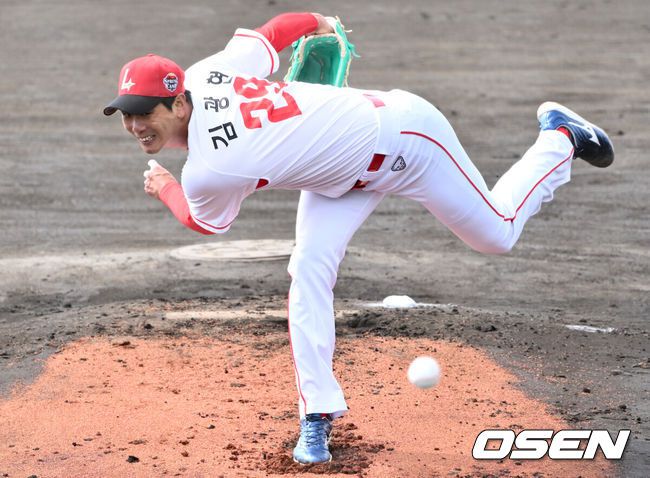 [OSEN=오키나와(일본), 조은정 기자]24일 일본 오키나와 고친다구장에서 SSG랜더스의 스프링캠프 훈련이 진행됐다.3월 5일까지 진행되는 오키나와 캠프에는 이숭용 감독을 비롯한 코치진 16명, 투수 17명, 포수 3명, 내야수 7명, 외야수 7명 등 총 50명이 참가한다.SSG 김광현이 라이브 피칭을 하고 있다. 2025.02.24 /cej@osen.co.kr