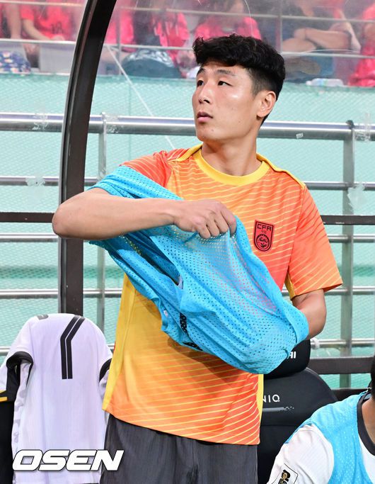 [OSEN=서울월드컵경기장, 지형준 기자] 11일 오후 서울월드컵경기장에서2026 국제축구연맹(FIFA) 북중미 월드컵 아시아 2차 예선 C조 6차전 대한민국과 중국의 경기가 열렸다.대한민국(4승 1무, 승점 13)은 지난 6일 싱가포르와 5차전에서 7-0 대승을 거두며 이날 중국과 최종전 결과와 상관없이 3차 예선행을 확정했다. 하지만 ‘톱 시드’를 유지하기 위해선 중국전 승리가 필요하다.경기에 앞서 중국 우레이가 준비하고 있다. 2024.06.11 / jpnews@osen.co.kr