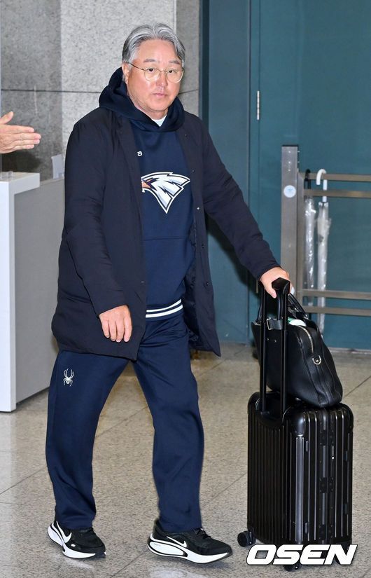 [OSEN=인천공항, 민경훈 기자] 4일 오후 한화 이글스 선수단이 스프링캠프 훈련을 마치고 귀국했다.한화 이글스는 이날 일본 오키나와 2차 스프링캠프 훈련 마치고 귀국했다.한화 김경문 감독이 입국장을 나서고 있다. 2025.03.04 /rumi@osen.co.kr