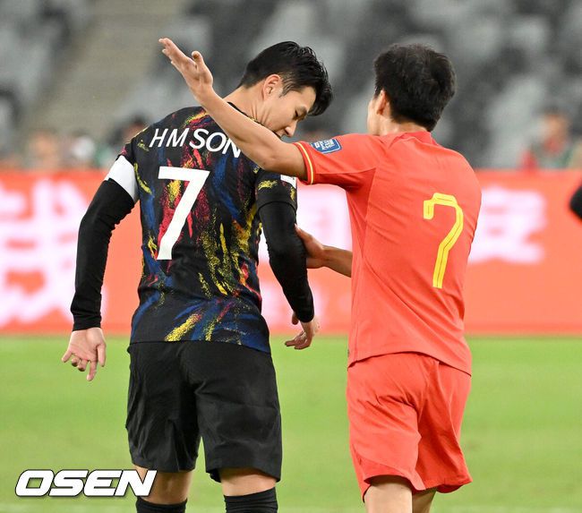 [OSEN=선전(중국), 이대선 기자] 21일(한국시간) 중국 선전 유니버시아드 스포츠센터 경기장에서 북중미 월드컵 아시아 2차예선 C조 2차전 대한민국과 중국의 경기가 열렸다.전반 한국 손흥민을 상대로 중국 우레이가 신경전을 벌이고 있다. 2023.11.21 /sunday@osen.co.kr