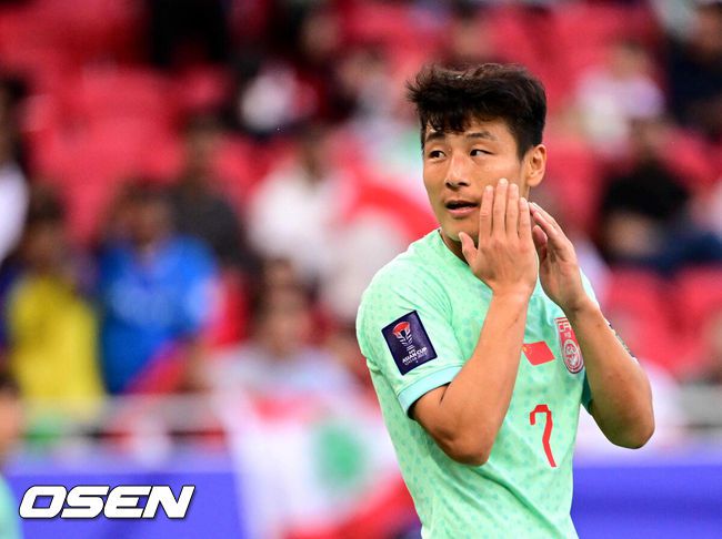 [OSEN=도하(카타르), 지형준 기자] 17일(현지시간) 카타르 도하 알투마마 스타디움에서 2023 아시아축구연맹(AFC) 아시안컵 A조 조별리그 2차전 레바논과 중국의 경기가 열렸다.후반 중국 우레이가 슛이 막히자 아쉬워하고 있다. 2024.01.17 / jpnews.osen.co.kr