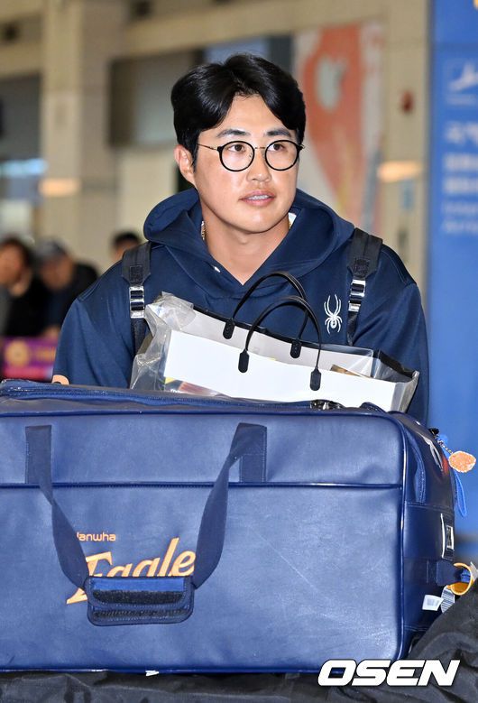 [OSEN=인천공항, 민경훈 기자] 4일 오후 한화 이글스 선수단이 스프링캠프 훈련을 마치고 귀국했다.한화 이글스는 이날 일본 오키나와 2차 스프링캠프 훈련 마치고 귀국했다.한화 채은성이 입국장을 나서고 있다. 2025.03.04 /rumi@osen.co.kr