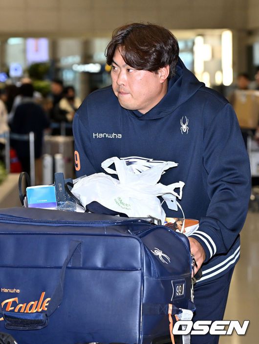 [OSEN=인천공항, 민경훈 기자] 4일 오후 한화 이글스 선수단이 스프링캠프 훈련을 마치고 귀국했다.한화 이글스는 이날 일본 오키나와 2차 스프링캠프 훈련 마치고 귀국했다.한화 류현진이 입국장을 나서고 있다. 2025.03.04 /rumi@osen.co.kr