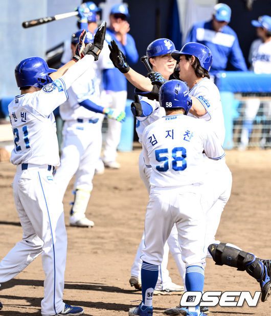[OSEN=오키나와(일본), 조은정 기자]2일(한국시간) 일본 오키나와 온나손 아카마 구장에서 삼성 라이온즈와 KIA 타이거즈의 연습경기가 열렸다.삼성 선발은 후라도, KIA는 올러를 선발 투수로 내세웠다.5회말 1사 만루 삼성 구자욱이 역전 만루 홈런을 날린 뒤 환영을 받고 있다. 2025.03.02 /cej@osen.co.kr