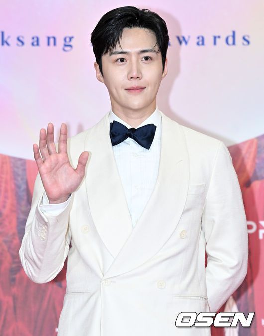 [OSEN=조은정 기자]제 60회 백상예술대상 레드카펫 행사가 7일 서울 강남구 코엑스에서 열렸다.'60회 백상예술대상’에는 지난 1년간 TV·영화·연극 분야에서 활약한 대중문화 예술계 종사자들이 총출동한다. 지난해에 이어 관객과 함께 즐기는 축제의 장이다. 백상만의 품격 있는 시상식으로 관객들의 눈과 귀를 즐겁게 할 예정이다. 올해도 신동엽·수지·박보검이 MC를 맡아 믿고 보는 진행력을 자랑한다.배우 김선호가 레드카펫을 밟고 있다.  2024.05.07 /cej@osen.co.kr