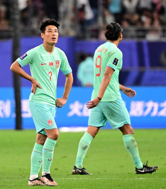 [OSEN=도하(카타르), 지형준 기자] 대굴욕이다. 중국 축구가 사상 최초로 조별리그 3경기에서 한 골도 넣지 못했다.중국은 23일 0시(이하 한국 시간) 카타르 알라이얀 칼리파 인터내셔널 스타디움에서 열린 2023 아시아축구연맹(AFC) 카타르 아시안컵 A조 3차전에서 카타르에 0-1로 패했다.결국 중국은 3경기2무 1패, 0득점 1실점이라는 굴욕적인 성적표로 조별리그를 마감했다. 중국이 조별리그 3경기에서 단 1승도 거두지 못한 것, 그리고 한 골도 넣지 못한 것 모두역사상 처음 있는 일이다.경기를 마치고 중국 우레이가 아쉬워하고 있다. 2024.01.22 / jpnews.osen.co.kr