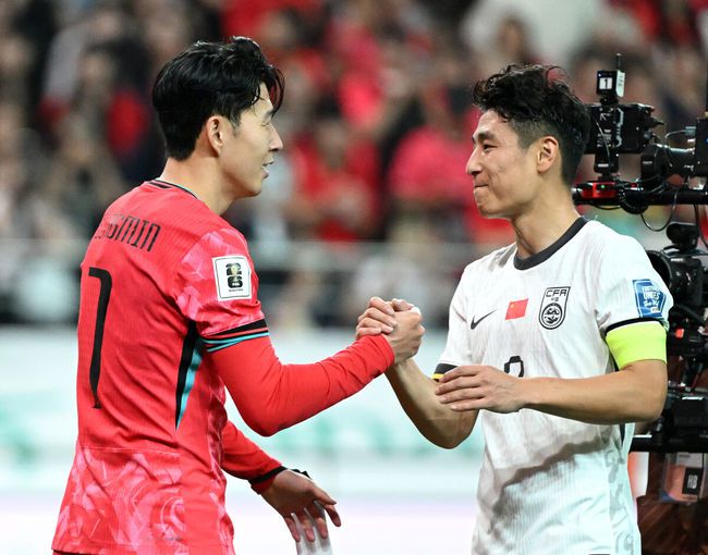 [OSEN=서울월드컵경기장, 이대선 기자] 중국이 예고했던 놀랄 일은 없었다. 한국이 무난하게 중국을 잡아내며 '공한증'역사를 이어갔다.김도훈 임시 감독이 이끄는 대한민국 축구대표팀은 11일 오후 8시 서울월드컵경기장에서 열린 2026 국제축구연맹(FIFA) 북중미 월드컵 아시아 2차 예선 C조 6차전에서 중국을 1-0으로 꺾었다.경기 종료 후 대한민국 손흥민이 중국 우레이와 인사를 나누고 있다. 2024.06.11 /sunday@osen.co.kr
