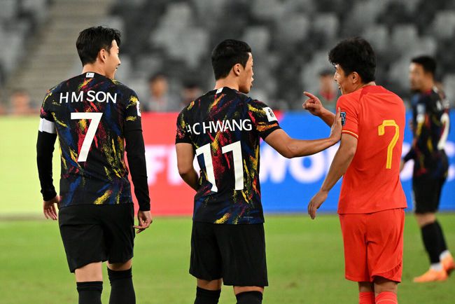 [OSEN=선전(중국), 이대선 기자] 한국이 손흥민(31, 토트넘)의 멀티 골로중국을 완벽하게 제압했다.위르겐 클린스만 감독이 이끄는 대한민국 축구 국가대표팀은 21일 오후 9시중국 선전의선전 유니버시아드 스포츠센터에서 열린2026 국제축구연맹(FIFA) 아시아지역 2차예선 조별리그 C조 2차전에서 중국과 맞대결을 펼쳐 3-0으로 완승했다. 이로써 한국은 승점 6점(2승)으로 C조 1위를 지켰다. 승점 추가에 실패한 중국은 3점(1승 1패)으로 3위에 자리했다.전반 중국 우레이가 페널티킥을 성공시킨 대한민국 손흥민에게 하자 황희찬이 막고 있다. 2023.11.21 /sunday@osen.co.kr