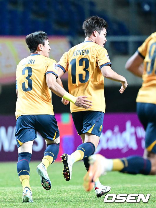 [OSEN=광주, 김성락 기자] 12일 오후 광주월드컵경기장에서 2024-25 아시아축구연맹(AFC) 챔피언스리그 엘리트(ACLE) 16강 2차전 광주 FC와 일본 비셀 고베의 경기가 열렸다. 광주는 지난 5일 고베 원정에서 펼쳐진 16강 1차전에서 0-2로 패배, 2차전에서 3골 차 이상 승리를 거둬야 8걍으로 진출한다. 광주 박정인이 헤더슛을 넣은 뒤 기뻐하고 있다. 2025.03.12 / ksl0919@osen.co.kr