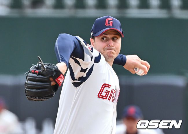 [OSEN=부산, 이석우 기자] 13일 부산 사직야구장에서 2025 신한 SOL 뱅크 KBO 리그 롯데 자이언츠와 한화 이글스의 시범경기가 열렸다. 홈팀 롯데는 데이비슨이 선발로 출전하고, 방문팀 한화는 류현진이 선발로 출전했다.롯데 자이언츠 선발 투수 데이비슨이 역투하고 있다. 2025.03.13 / foto0307@osen.co.kr