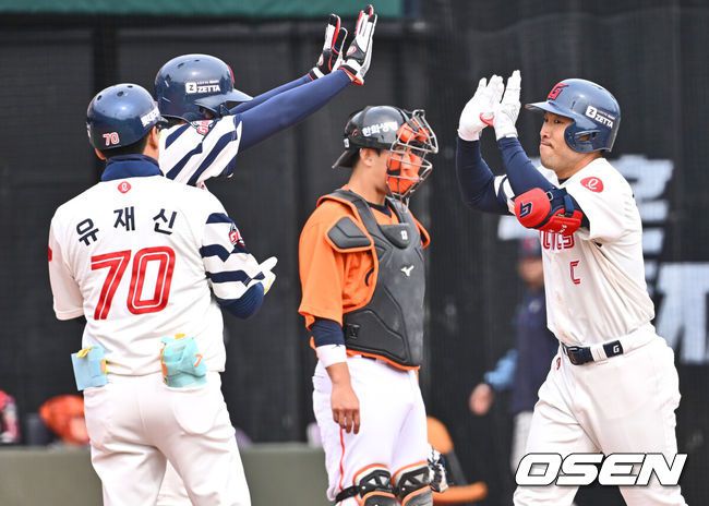 [OSEN=부산, 이석우 기자] 13일 부산 사직야구장에서 2025 신한 SOL 뱅크 KBO 리그 롯데 자이언츠와 한화 이글스의 시범경기가 열렸다. 홈팀 롯데는 데이비슨이 선발로 출전하고, 방문팀 한화는 류현진이 선발로 출전했다.롯데 자이언츠 전준우가 4회말 2사 1루 좌중월 역전 2점 홈런을 치고 하이파이브를 하고 있다. 2025.03.13 / foto0307@osen.co.kr