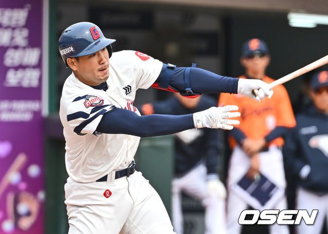 [OSEN=부산, 이석우 기자] 13일 부산 사직야구장에서 2025 신한 SOL 뱅크 KBO 리그 롯데 자이언츠와 한화 이글스의 시범경기가 열렸다. 홈팀 롯데는 데이비슨이 선발로 출전하고, 방문팀 한화는 류현진이 선발로 출전했다.롯데 자이언츠 전준우가 4회말 2사 1루 좌중월 역전 2점 홈런을 치고 있다. 2025.03.13 / foto0307@osen.co.kr