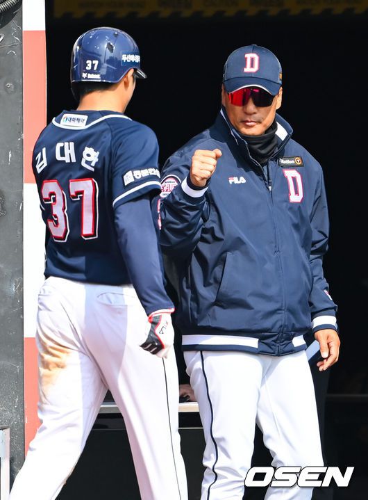[OSEN=수원, 박준형 기자]20일 오후 경기도 수원KT위즈파크에서 2023 신한은행 SOL KBO리그 시범경기 KT 위즈와 두산 베어스의 경기가 진행됐다.6회초 두산 선두타자 김대한이 솔로홈런을 날린뒤 이승엽 감독과 하이파이브를 하고 있다.    2023.03.20  / soul1014@osen.co.kr
