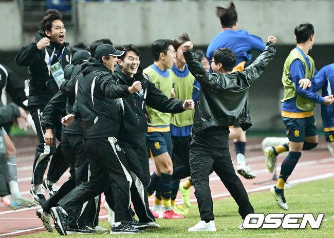 [OSEN=광주, 김성락 기자] 기적의 극장골이 터진 광주FC가 K리그의 마지막 자존심을 지켰다.광주FC는 12일 광주월드컵경기장에서 개최된 ‘2025 아시아챔피언스리그엘리트 16강 2차전’에서 비셀고베를 3-0으로 이겼다. 지난 5일 고베원정에서 0-2로 패했던 광주는 합산 스코어 3-2로 뒤집으며 8강 진출을 확정지었다. 승리가 확정된 순간 광주 이정효 감독이 코치진과 기쁨을 나누고 있다. 2025.03.12 / ksl0919@osen.co.kr