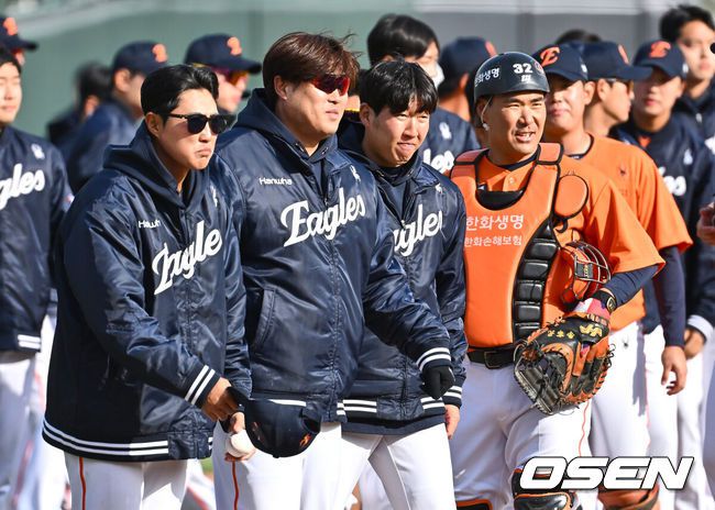 [OSEN=이석우 기자] 한화 류현진(왼쪽에서 두 번째)이 경기 후 롯데 선수들을 바라보며 인사하고 있다. 2025.03.13 / foto0307@osen.co.kr