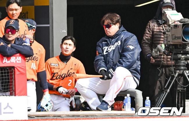 [OSEN=인천, 박준형 기자] 5회초 한화 류현진이 더그아웃에 앉아 방망이를 만지고 있다. 2025.03.11 / soul1014@osen.co.kr