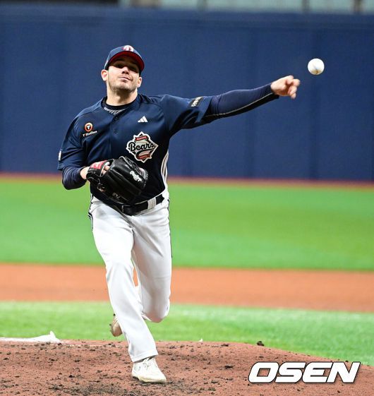 [OSEN=고척, 지형준 기자] 16일 서울 고척스카이돔에서 2025 신한 SOL 뱅크 KBO 리그 키움 히어로즈와 두산 베어스의 시범경기가 열렸다. 6회말 두산 잭 로그가 역투하고 있다. 2025.03.16 / jpnews@osen.co.kr