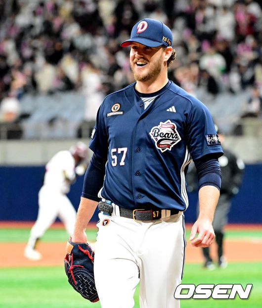 [OSEN=고척, 지형준 기자] 16일 서울 고척스카이돔에서 2025 신한 SOL 뱅크 KBO 리그 키움 히어로즈와 두산 베어스의 시범경기가 열렸다. KBO리그 10개 구단은 오는 18일까지 시범경기 10경기를 소화한다. 2025시즌 개막전은 오는 22일 개최된다. 개막전 매치업은 LG-롯데(서울 잠실구장), KIA-NC(광주-기아챔피언스필드), SSG-두산(인천 SSG랜더스필드), KT-한화(수원 KT위즈파크), 삼성-키움(대구 삼성라이온즈파크)이다.3회말 2사 1루에서 두산 콜 어빈이 키움 송성문의 3루 파울 플라이에 강승호가 호수비를 펼치자 미소짓고 있다. 2025.03.16 / jpnews@osen.co.kr